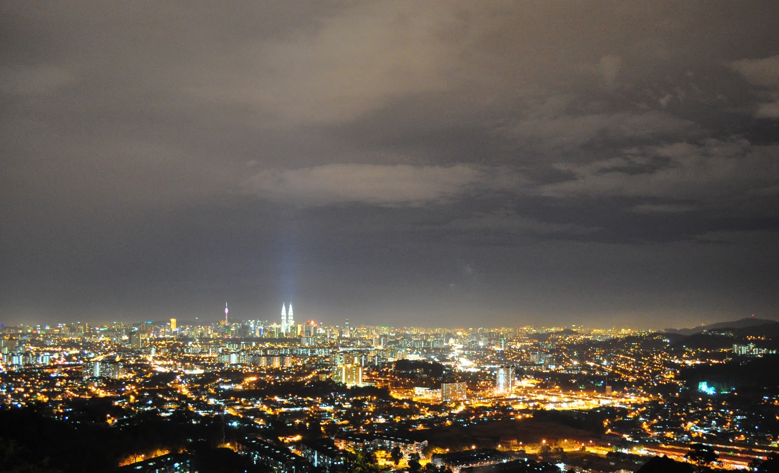 Blogspot/Best Ke Bet you’ve never seen KL quite like this. Catch this view from the Ampang lookout point.
